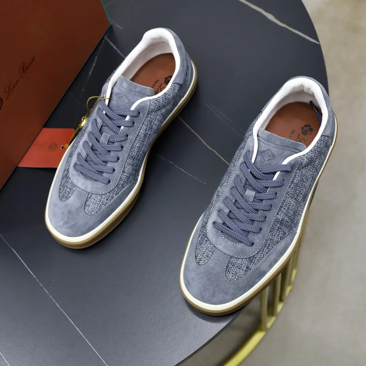 Ex-factory price: 540💰Loro Riana men’s moral training sneakers! Made from high-quality materials and designed in a low-cut silhouette, it offers an elegant and stylish look that's suitable for year-round wear. The unique double-layer sole aesthetic design, caramel cup-shaped outsole is decorated with off-white rubber trim, creating an attractive color combination. Pair with tailored pieces or jeans for a sophisticated yet casual look. The heel is decorated with soft cow leather tongue with Kummel color inserts and cotton laces with embossed LP logo. Upper: cow split suede stitching knitted fabric. Lining: original thickened soft sheepskin. Size: 38-39-40-41-42-43-44 (customized in 45.46)